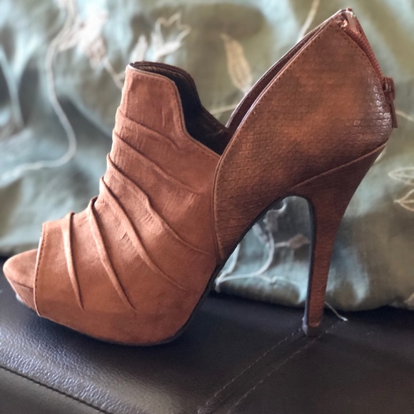 Boots- Women’s FERGALICIOUS Errand Tan - Picture 1 of 5